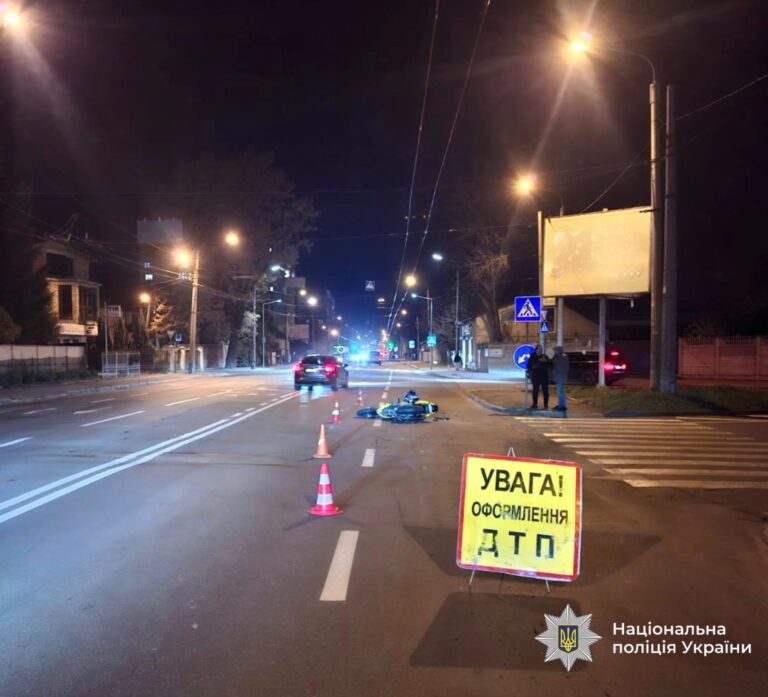 У Франківську зіткнулися Nissan та мотоцикл: є травмований (ФОТО)