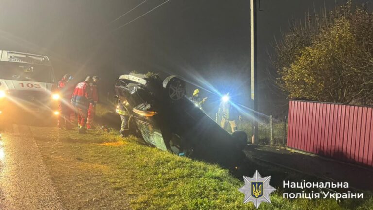 На Коломийщині Mercedes перекинувся на дах у кювет: водійка загинула (ФОТО)