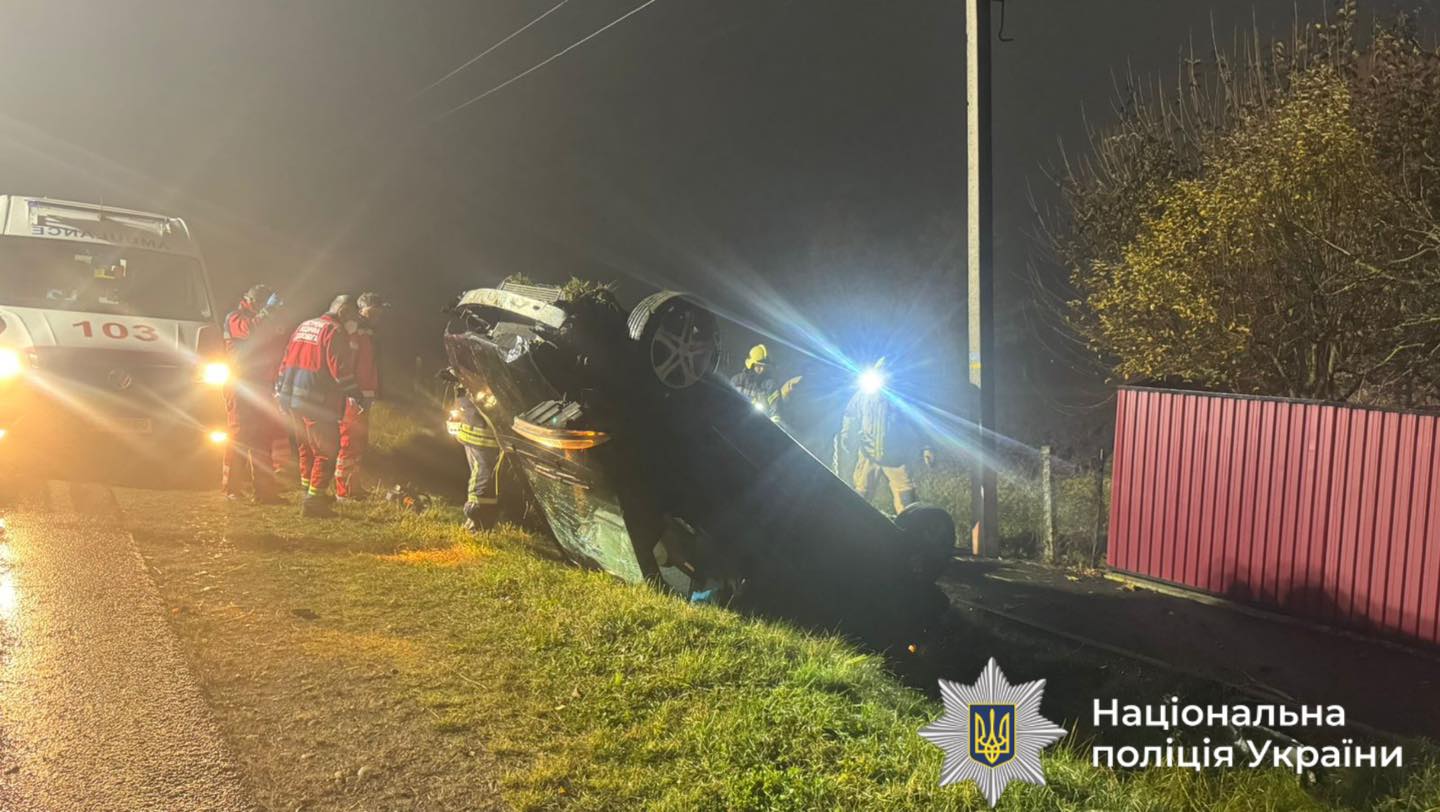 На Коломийщині Mercedes перекинувся на дах у кювет: водійка загинула (ФОТО)
