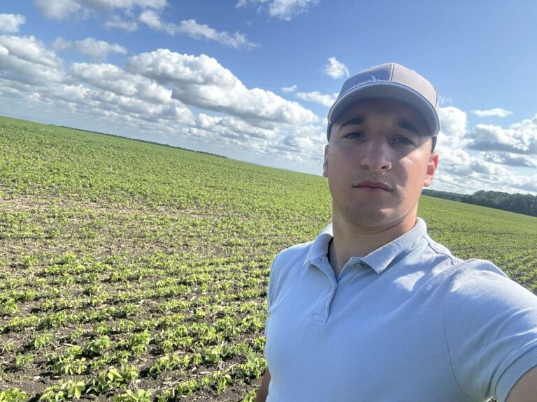 “Тут ніколи не буває однакових днів”, – історія 23-річного агронома МХП Андрія Бойчика (ФОТО)