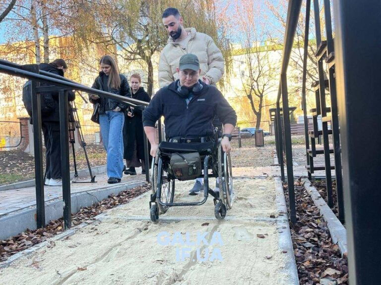 “Смуга перешкод” як реальне місто: у Франківську створили адаптивний майданчик для реабілітації воїнів і цивільних (ФОТО)