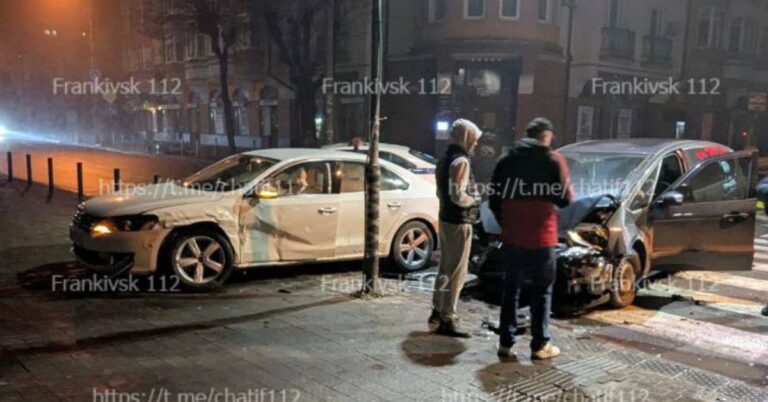 У центрі Франківська зіткнулися Volkswagen та Ford: постраждала 16-річна пасажирка (ФОТОФАКТ)