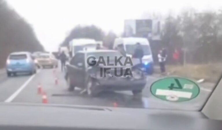 Під Франківськом зіткнулися два авто, постраждала пасажирка (ВІДЕО)