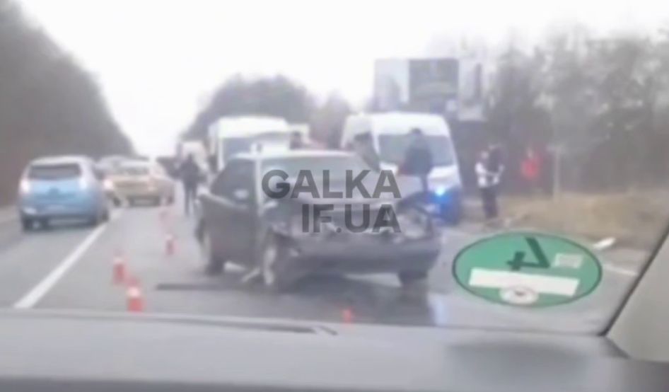 Під Франківськом зіткнулися два авто, постраждала пасажирка (ВІДЕО)