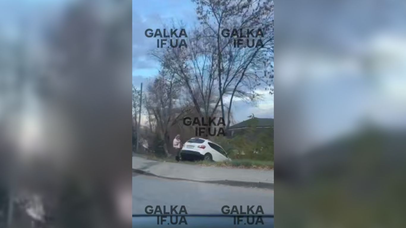 В Угриневі вантажівка врізалася у Nissan – авто “злетіло” в кювет (ФОТО)