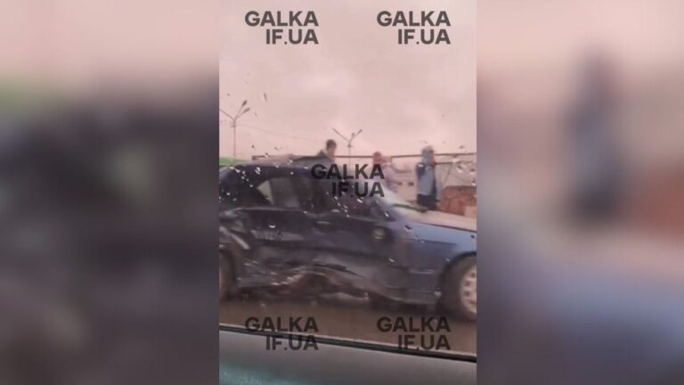 На Надрічній зіткнулися два BMW, травмувалася водійка (ВІДЕО)