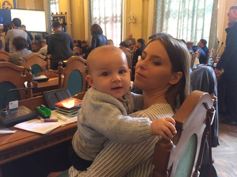 Без декрету: як депутатки з новонародженими дітьми працюють у місцевих радах