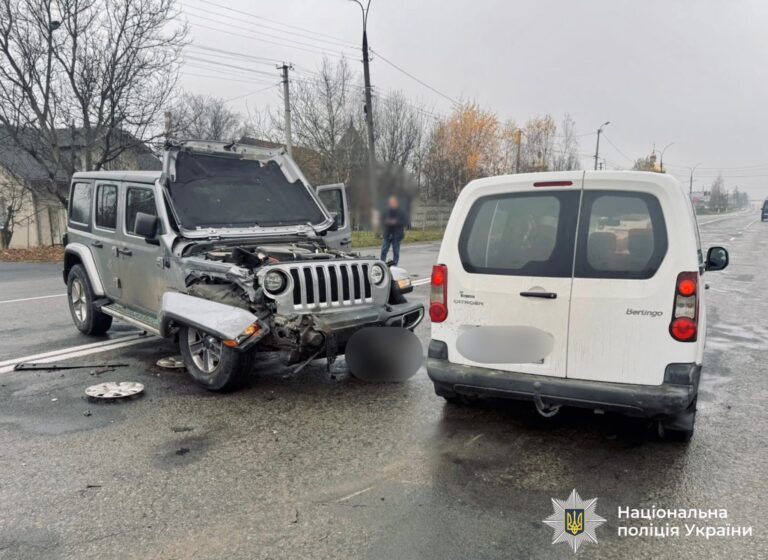 У Коломиї на розвороті зіткнулися Citroen і Jeep: є постраждалі (ФОТО)