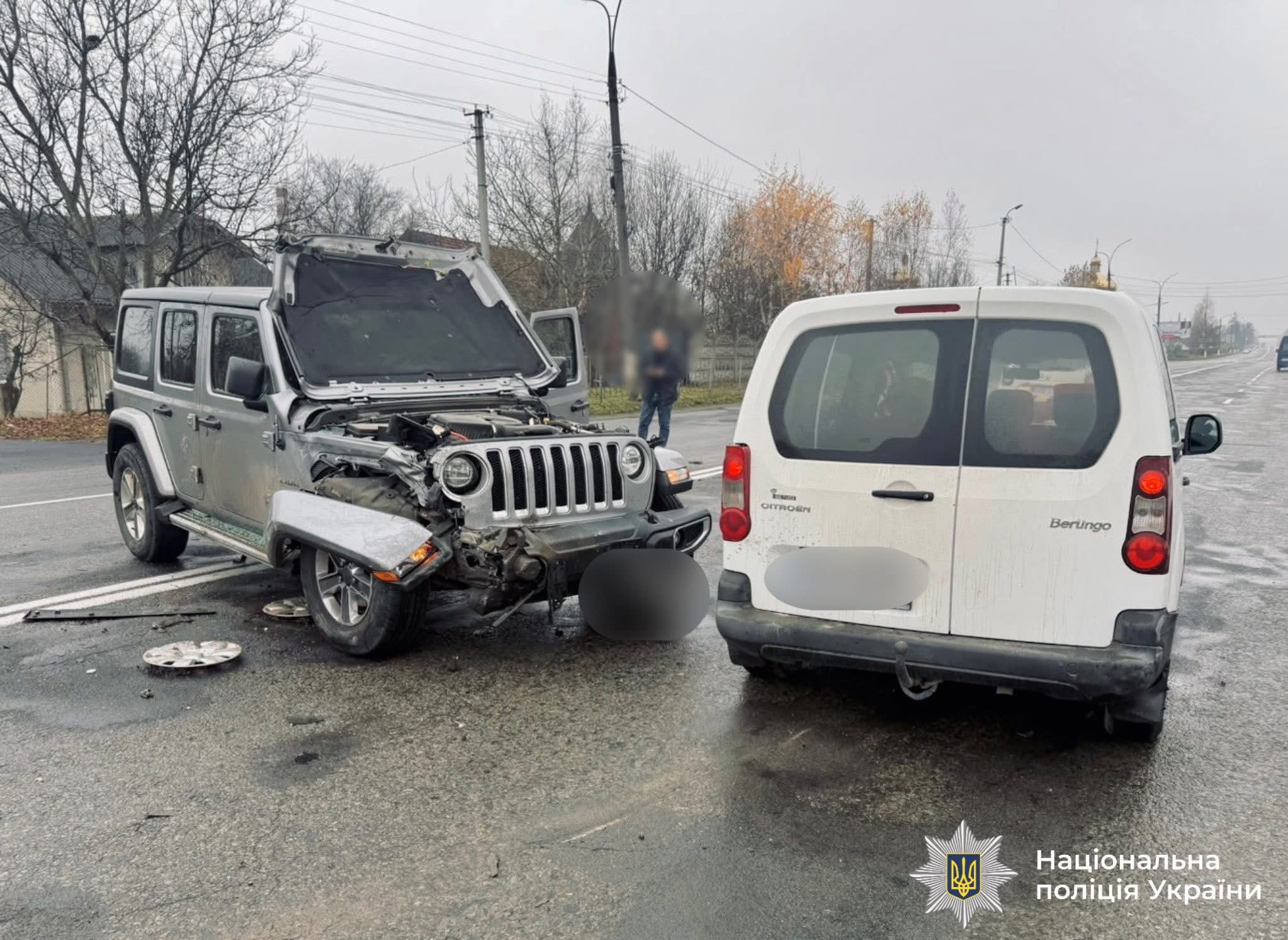 У Коломиї на розвороті зіткнулися Citroen і Jeep: є постраждалі (ФОТО)