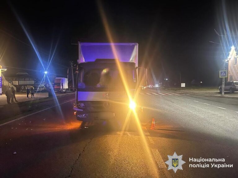 У Крилосі вантажівка на смерть збила пенсіонерку на пішохідному (ФОТО)