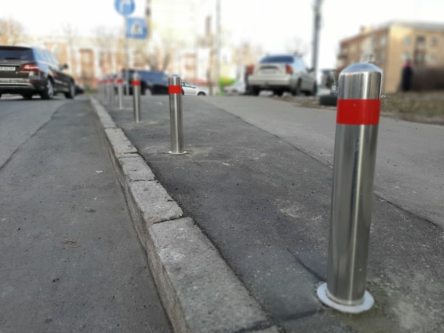 У Франківську антипаркувальні стовпчики встановлять біля однієї зі шкіл та коледжу