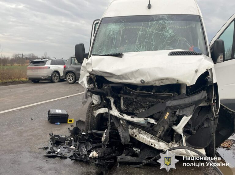 У ДТП біля Галича загинула жінка, ще восьмеро людей — травмовані (ФОТО)