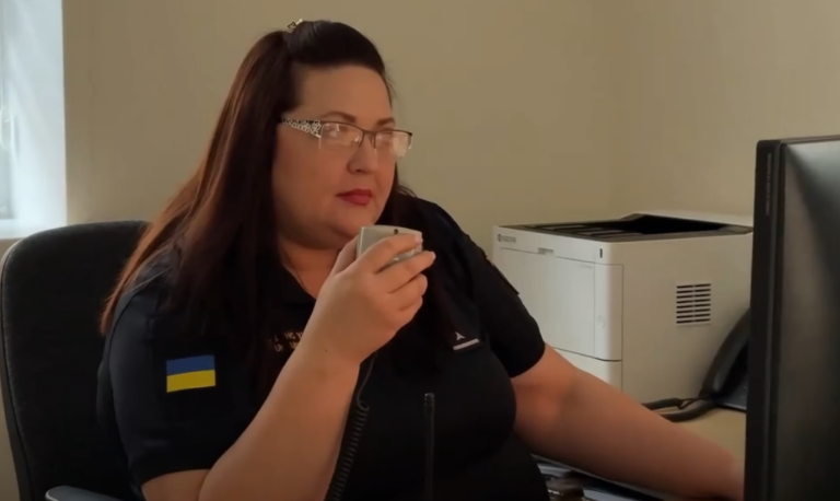 “1337 днів не була вдома”: історія диспетчерки ДСНС з Луганщини, яка рятує життя на Прикарпатті (ВІДЕО)