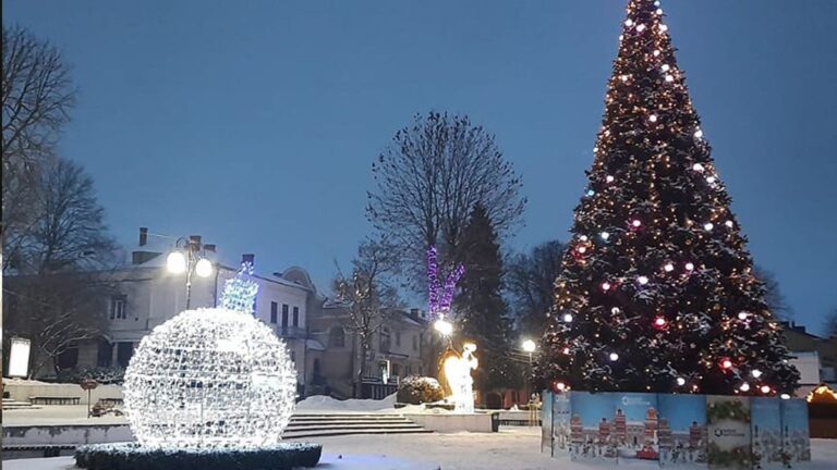У Калуші ще не вирішили, чи ставити ялинку, але підготовку вже розпочали