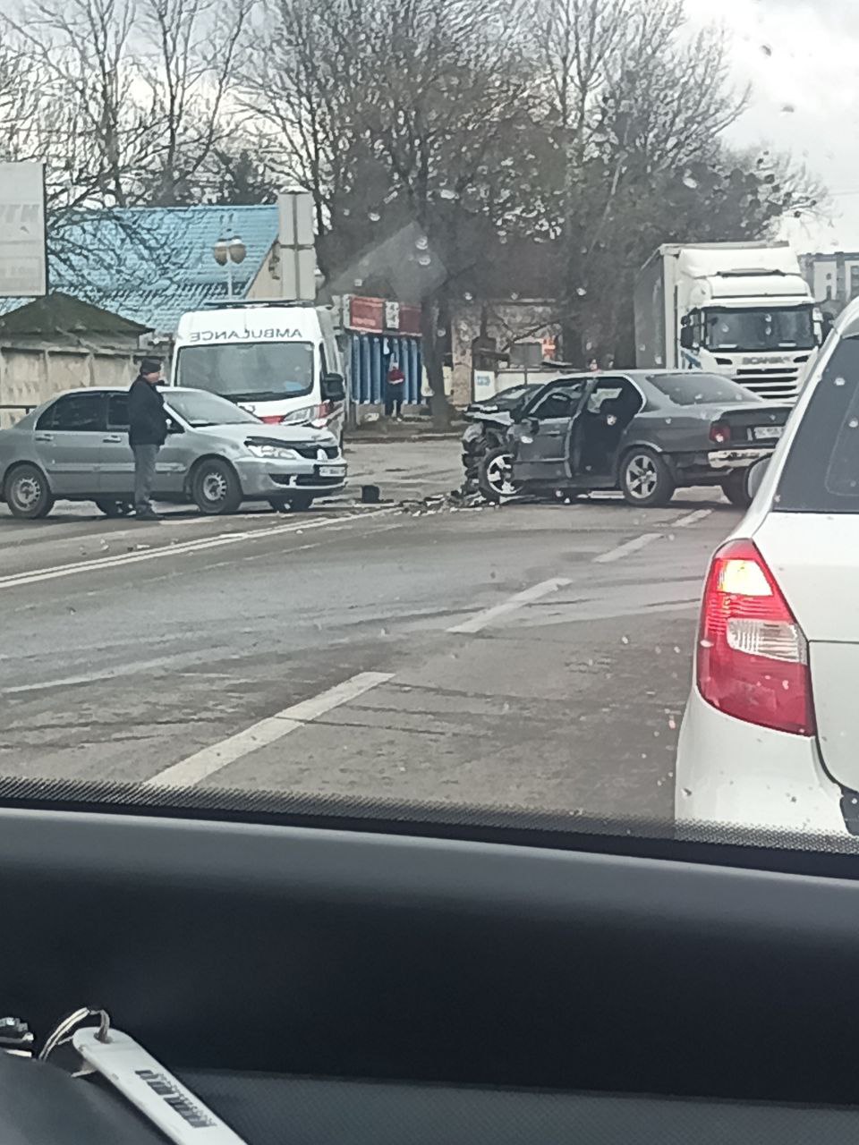 У поліції розповіли деталі ДТП на Петлюри з постраждалим (ФОТО З МІСЦЯ)
