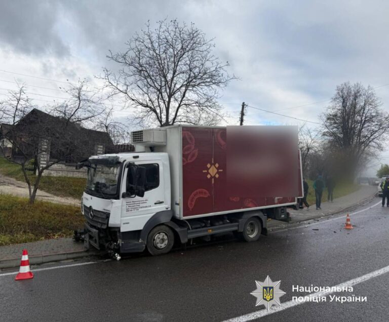 У Делятині на “зустрічній” зіткнулися вантажівка та мікроавтобус: є постраждалі (ФОТО)