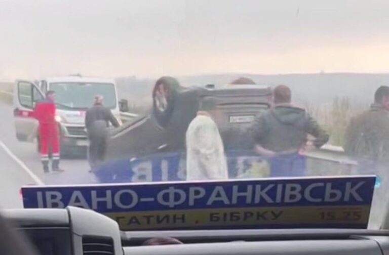 На Рогатинщині «Kia» перекинулася на дах посеред дороги (ФОТО З МІСЦЯ)