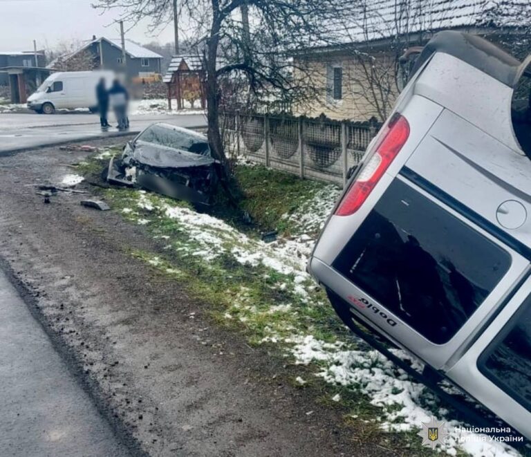 На Коломийщині два легковики зіткнулися та злетіли в кювет: є постраждалі (ФОТО)