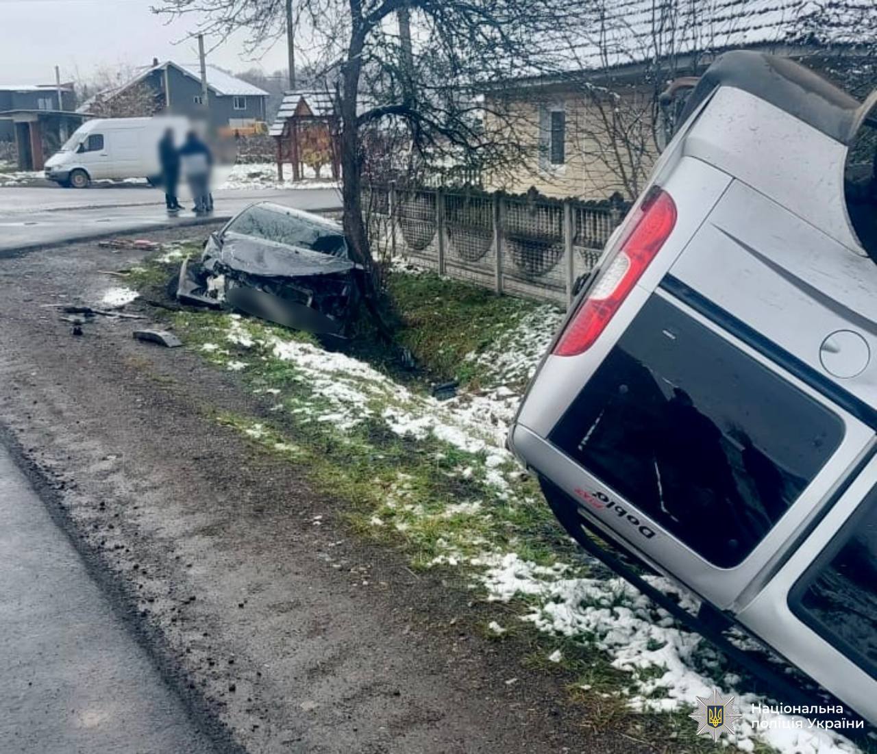 На Коломийщині два легковики зіткнулися та злетіли в кювет: є постраждалі (ФОТО)