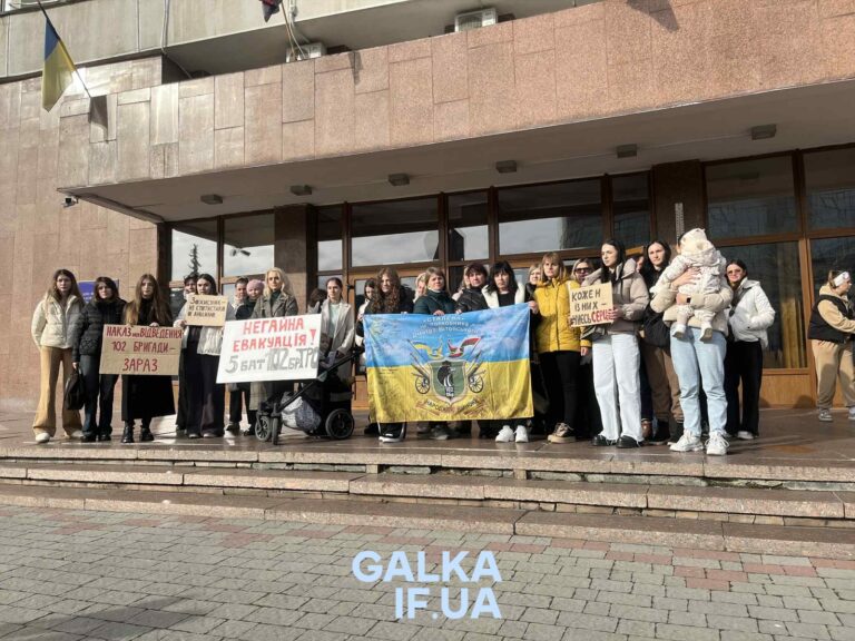 “Потрібно зберегти їхні життя”: рідні воїнів 102-ї бригади ТрО вийшли на пікет у Франківську (ФОТО)