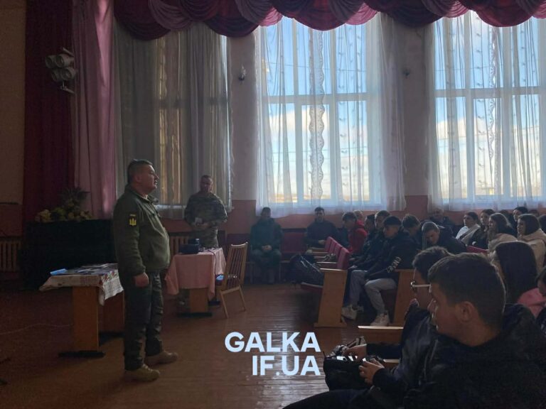 Від кафедри до університету Повітряних Сил: в Отинії учням розповіли про вступ у військові виші (ФОТО)
