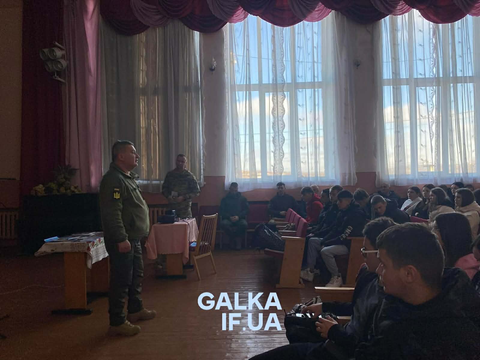 Від кафедри до університету Повітряних Сил: в Отинії учням розповіли про вступ у військові виші (ФОТО)