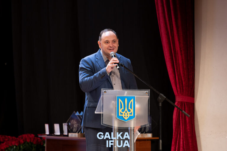 З солодощами, кавою та медичною бригадою: про що звітував Руслан Марцінків