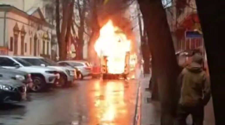 У центрі Франківська горить вантажівка (ФОТО, ОНОВЛЕНО)