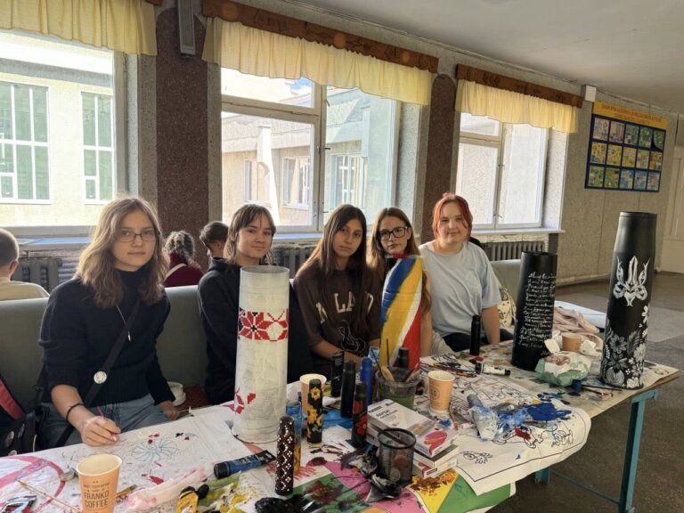 На нові пікапи для 1 ОШП: учні франківського ліцею розмалювали гільзи з фронту та зібрали майже 8 тис грн для військових (ФОТО)