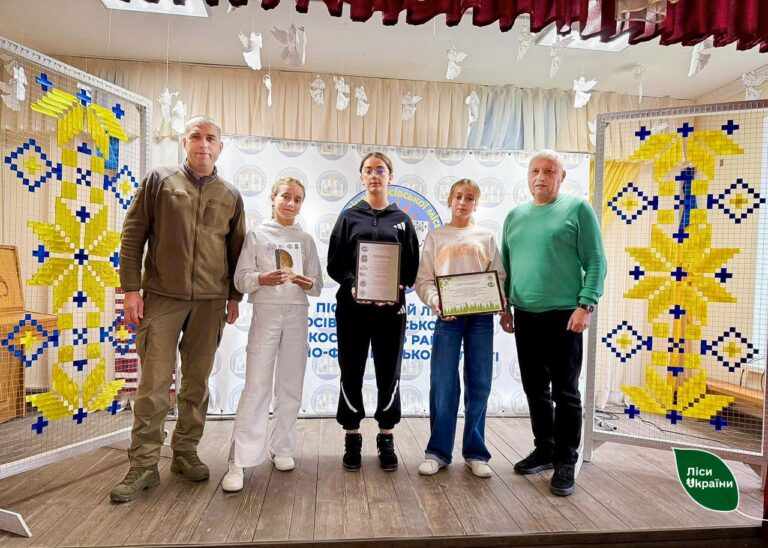 Юні лісівники з Косівщини пожертвували 10 000 грн на ЗСУ і висадили Алею пам’яті (ФОТО)