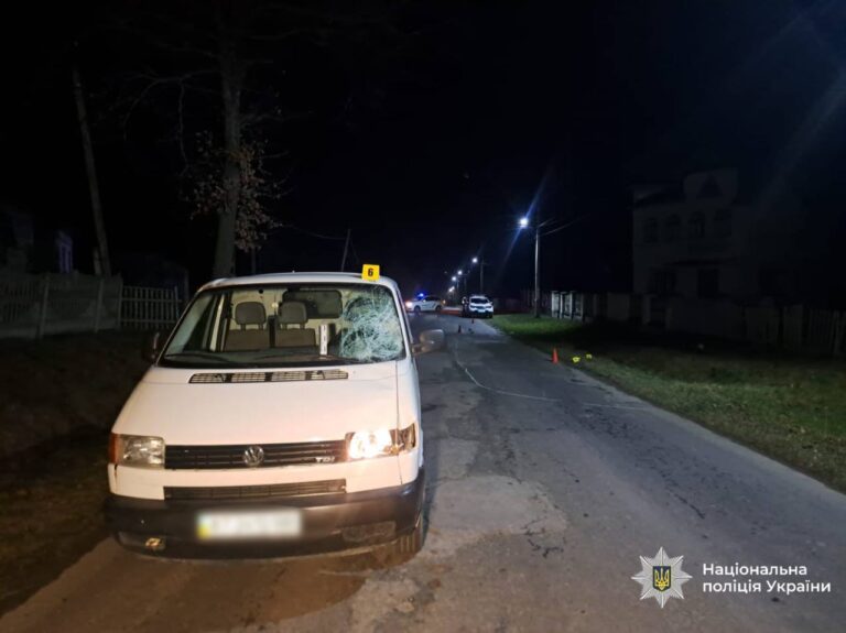 На Калущині Volkswagen, обганяючи Opel, на смерть збив пішохода (ФОТО)
