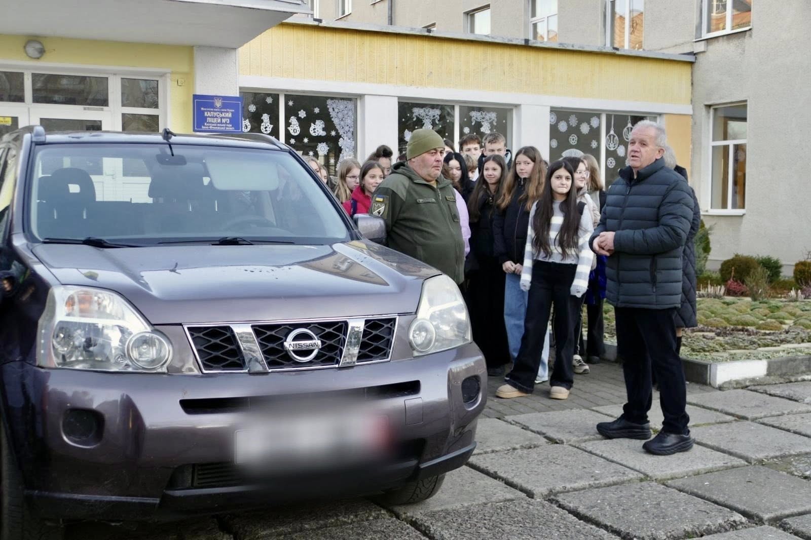 Учні калуського ліцею передали Nissan батальйону прикарпатської ТрО