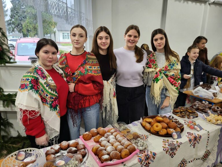 Бурштинські ліцеїсти на благодійному ярмарку зібрали понад 100 тис грн на підтримку захисників (ФОТО)