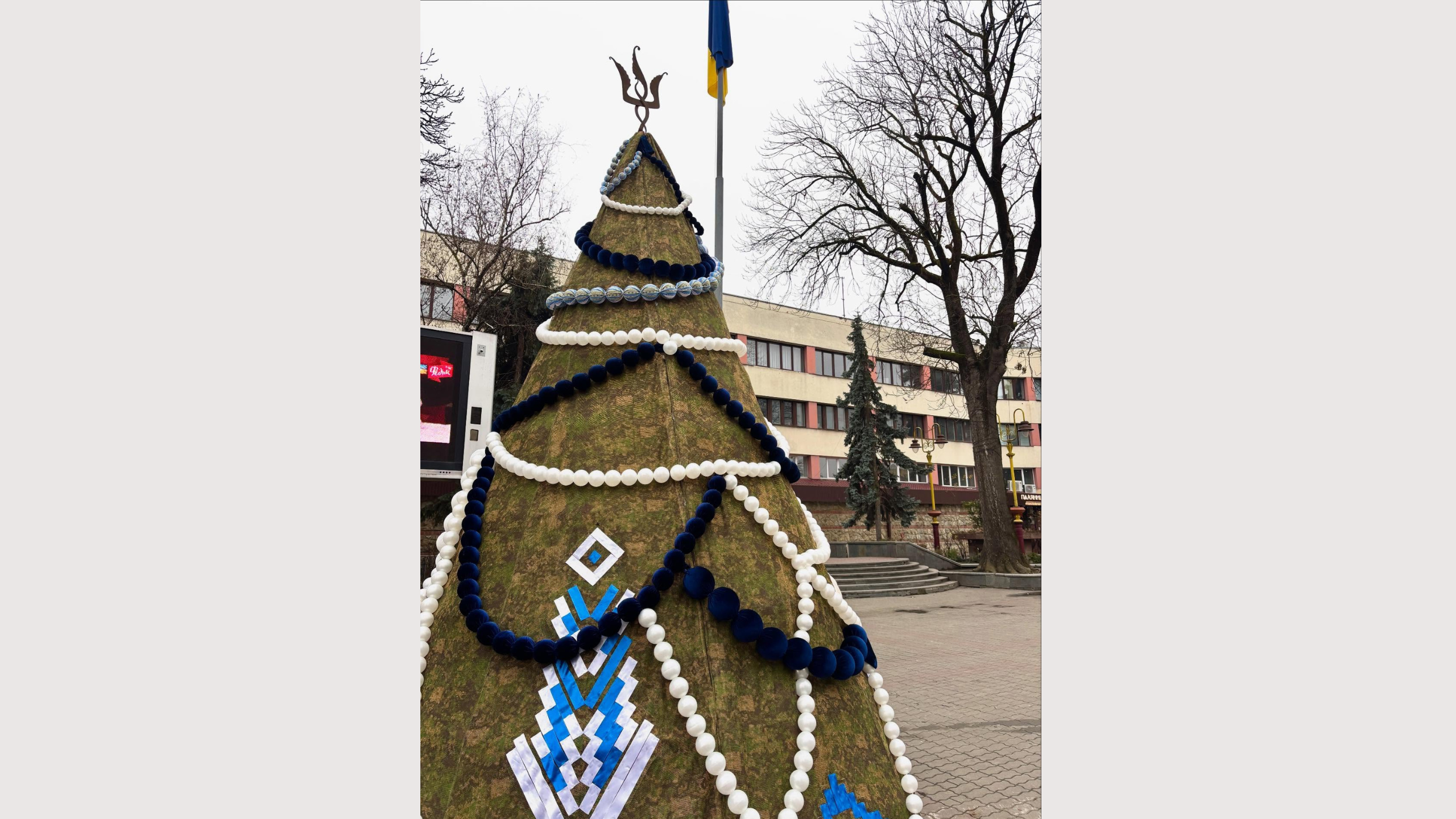 На Вічевому майдані встановили піксельну ялинку