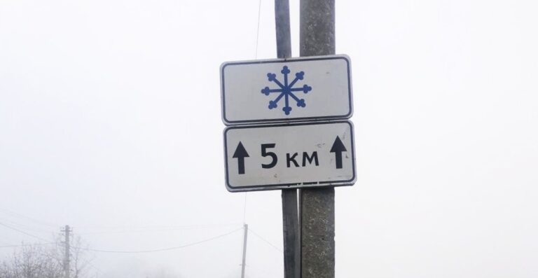На Прикарпатті встановлюють сезонні знаки для безпечної їзди взимку (ФОТО)