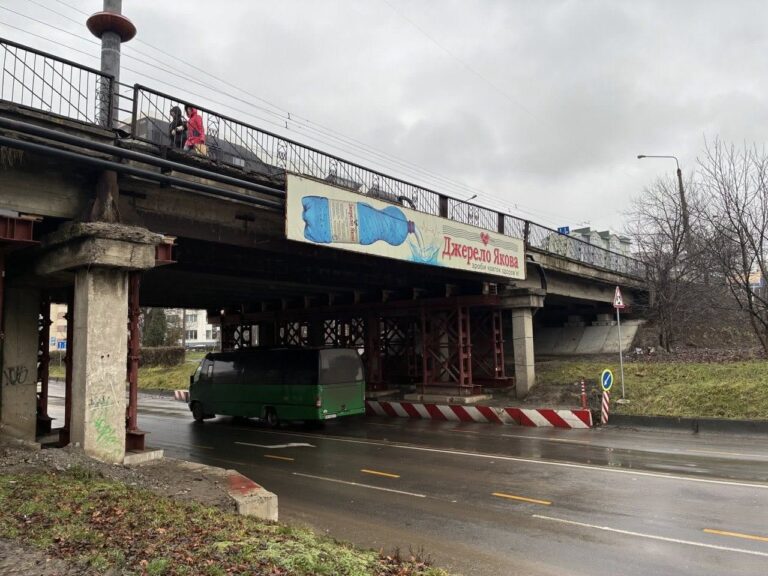 “Не підпирання кубанами”: у мерії пояснили, навіщо дерев’яні клини під мостом на Пасічну (ФОТО)