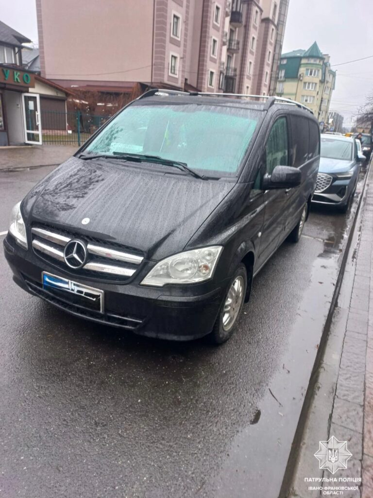 Франківець “загубив” автівку на парковці та викликав патрульних — отримав штраф