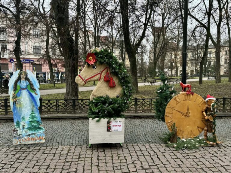 Фотозона до зимових свят зʼявилася у центрі Франківська (ФОТО)