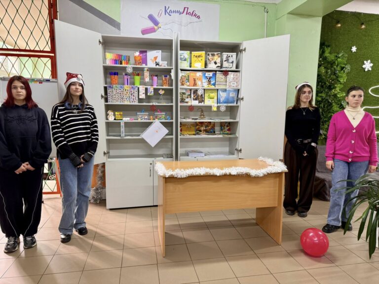 Учні калуського ліцею відкрили власну лавку канцтоварів (ФОТО)
