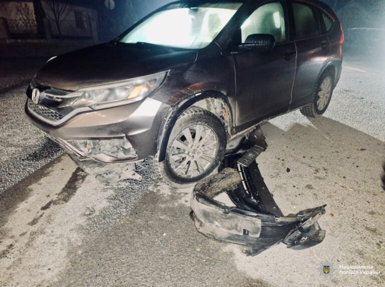 Двоє пішоходів потрапили під колеса двох автівок у Крилосі (ФОТО)