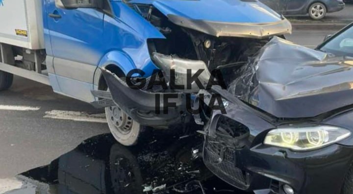 “Влаштували перегони”: на Надрічній BMW зіткнувся з Mercedes (ФОТО)