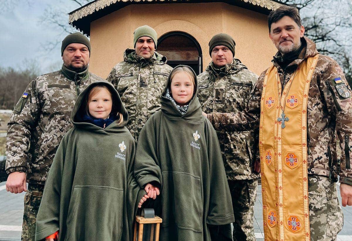 Пластуни передали Вифлеємський вогонь миру військовим на Прикарпатті (ФОТО)