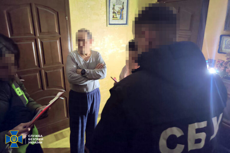 “Айфон” у рожевому чохлі та 28 аркушів: деталі обшуку у справі “розкрадання тепла” у Франківську