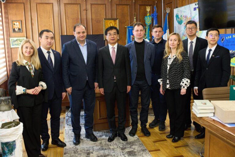 Посол Сі Цзіньпіня “проінспектував” Франківськ (ФОТО)