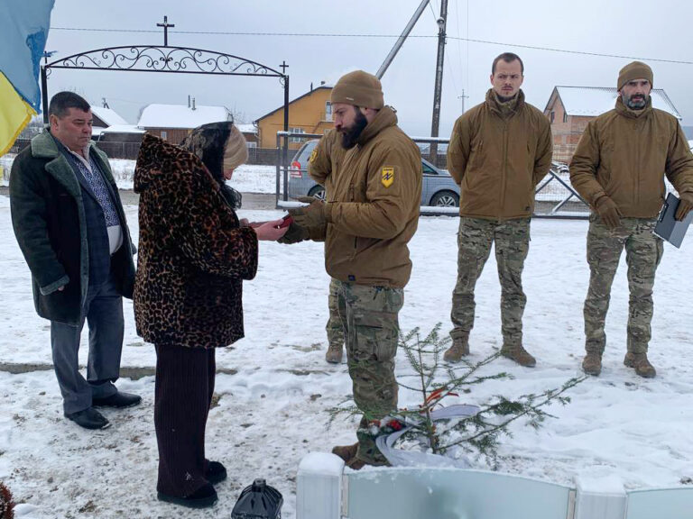 Рідним загиблого “азовця” зі Старого Лисця вручили орден “За мужність” (ФОТО)