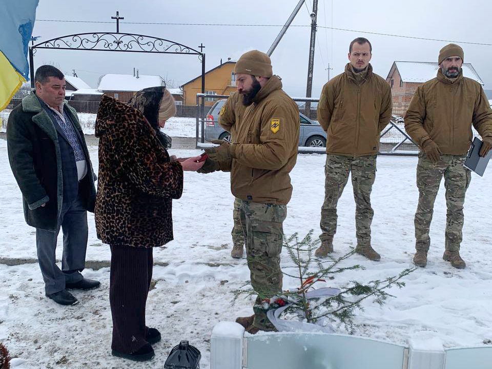 Рідним загиблого “азовця” зі Старого Лисця вручили орден “За мужність” (ФОТО)