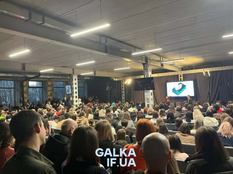 Повний зал та кількагодинна автограф-сесія: Ілларіон Павлюк презентував нову книгу в Івано-Франківську (ФОТО)