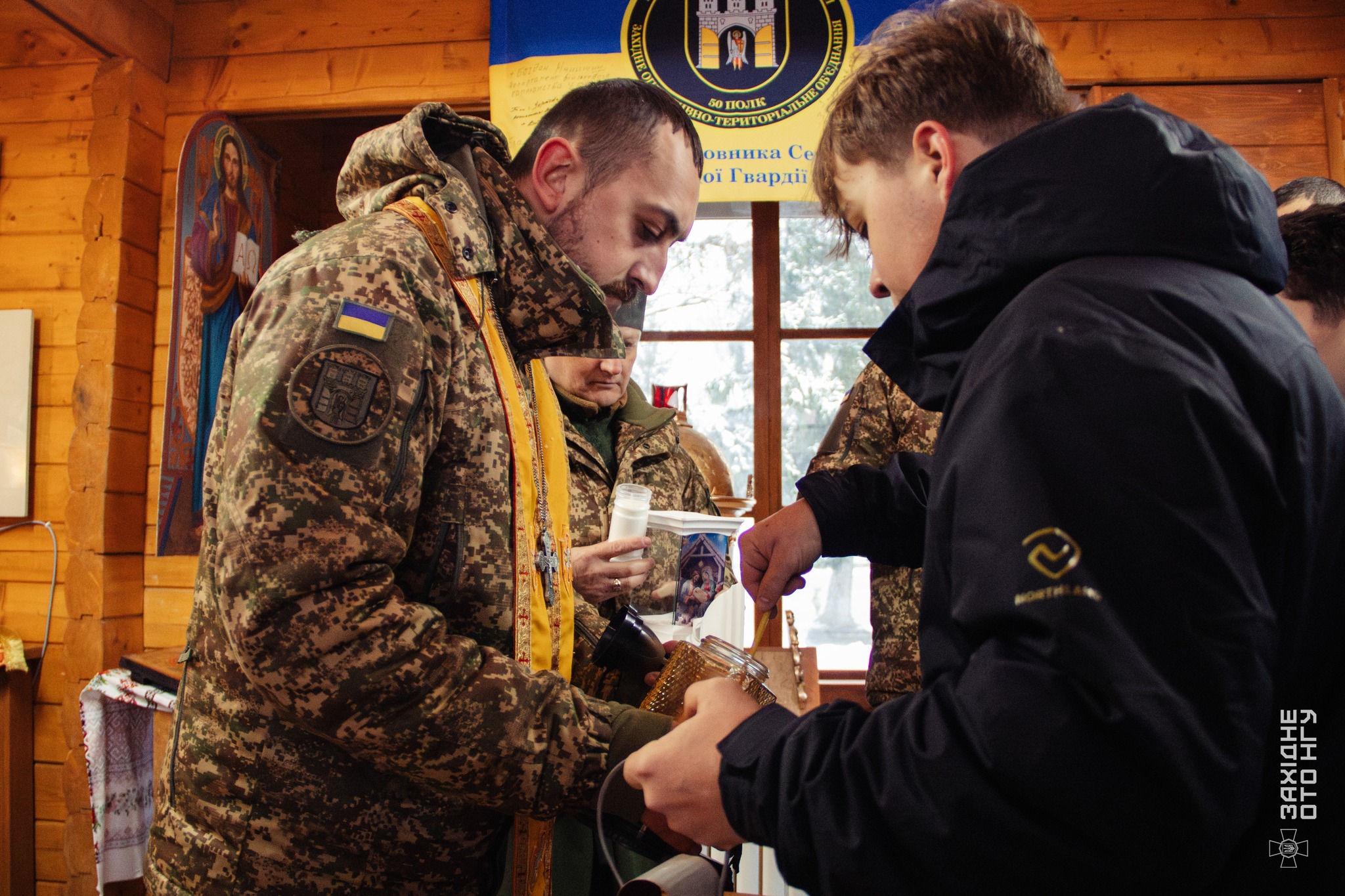 Пластуни з Вифлеємським вогнем та вертеп завітали до військових 50 полку (ФОТО)