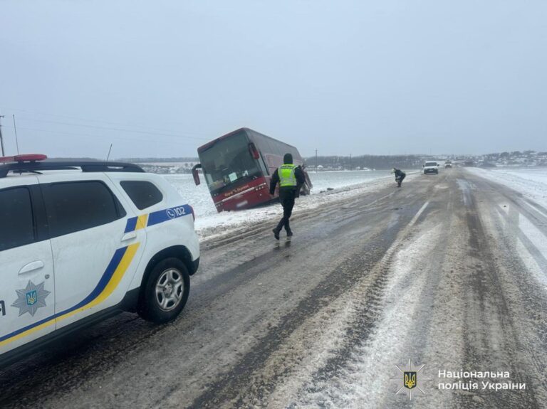 На Коломийщині рейсовий автобус “Чернівці-Прага” з’їхав на узбіччя: пасажири не постраждали (ФОТО)