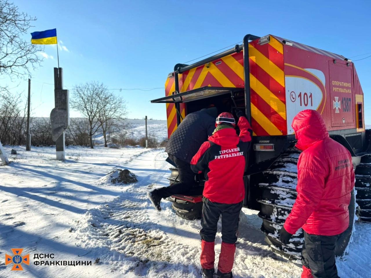 Як на Прикарпатті ліквідовують наслідки негоди: задіяно 26 бригад (ФОТО)